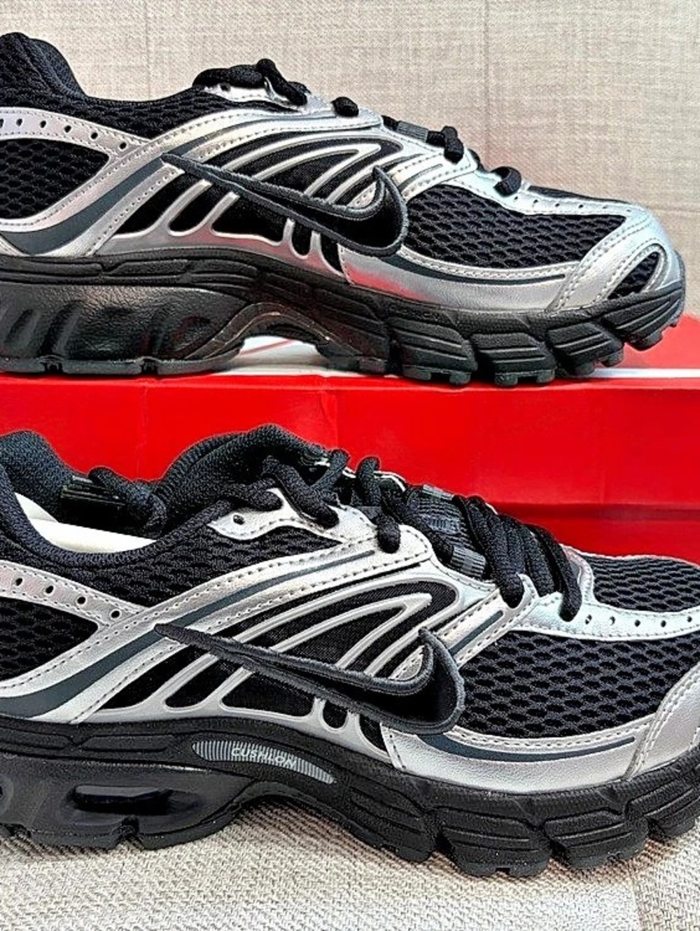 Nike Air Max Moto 2K Black Metallic Silver Womens Size 7 Running Shoes HQ2056-00